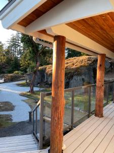 Pender IslandThe Cottage at Sahhali on the Bluffs的河景木门廊