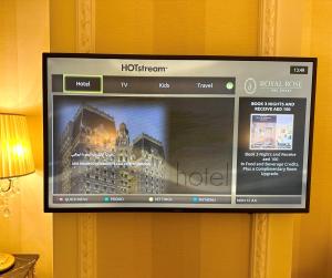阿布扎比Royal Rose Abu Dhabi, a Curio Collection by Hilton Affiliated Hotel的电视屏幕上显示酒店的照片