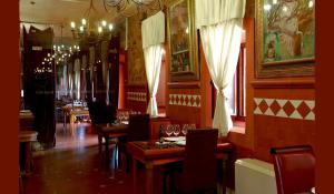 巴列斯特罗卡拉特拉瓦帕拉西奥德拉塞尔纳精品酒店的一间带桌椅和吊灯的用餐室