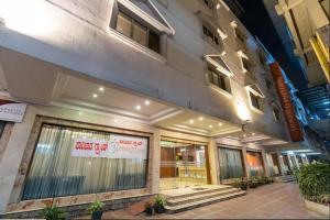 班加罗尔Sree Parijatha Grand的建筑物前面的商店,上面有标志