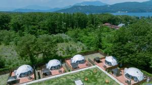 山中湖村Gramercy Village 山中湖 Glamping &Sauna的花园中三个圆顶的顶部景色