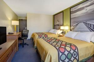 华盛顿特区大学园速8酒店客房内的一张或多张床位