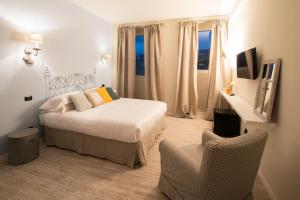 热那亚索和里欧旅馆的一间卧室配有一张床和一把椅子