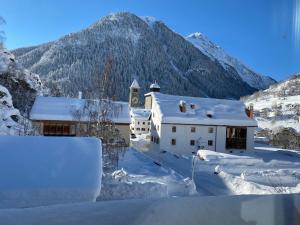 SuschB&B im Ökohaus in Susch的山地雪覆盖的房子