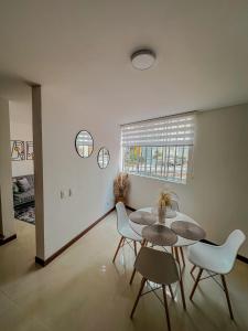 马尼萨莱斯Apartamento Duplex en ubicacion privilegiada的一间带桌椅的用餐室