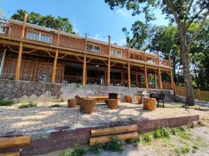 Rockaway BeachCedar House的一座大建筑,前面设有野餐桌