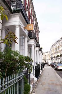 伦敦Heeton Concept Hotel - Kensington London的建筑的侧面有街道标志