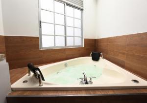 Cozy 4 Bedroom Home with Jacuzzi and Outside Deck平面图