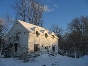 雅茅斯Liberty Hill Inn的白谷仓,地面上积雪