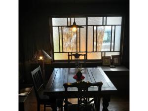 Shimo-rokkaUkishimakan Bettei Guest House - Vacation STAY 14350的餐桌、两把椅子和窗户