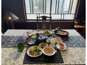 Shimo-rokkaUkishimakan Bettei Guest House - Vacation STAY 14350的餐桌上放有盘子的桌子