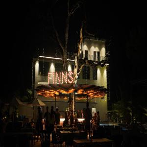 贾姆谢德布尔Rivaah Resort and Banquet Jamshedpur的一群人晚上站在一座大楼前