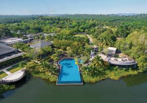 关丹Mangala Estate Boutique Resort - Small Luxury Hotels of the World的享有带游泳池的度假村的空中景致