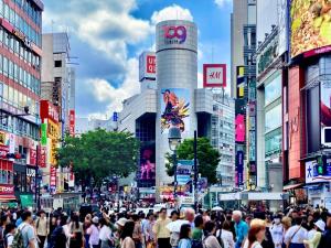 东京ホテルリオス渋谷Adult Only的一群人沿着繁忙的城市街道走着