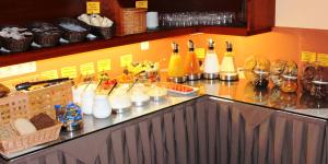 格拉尔-米里茨Hotel Villa Strandkorb的上面装着许多不同种类的饮料的柜台