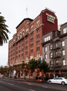 旧金山港苑酒店的一座大型红砖建筑,设有一座拱形球场