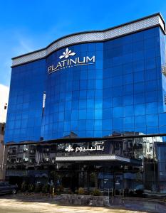 延布Platinum Hotel的建筑的侧面有标志