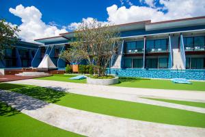The Phu Beach Hotel - SHA Plus外面的花园