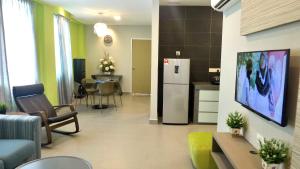 马六甲柠檬8号精品酒店@马六甲的厨房以及带冰箱的起居室。