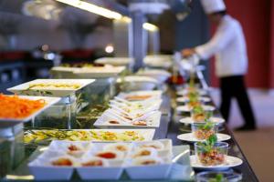 埃尔比勒达林广场酒店 的自助餐,包括食物和厨师