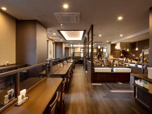 和歌山Hotel Route Inn Grand Wakayama Eki Higashiguchi的一间设有长桌和自助餐的餐厅