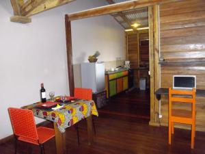 阿姆巴托洛阿卡香蕉月亮公寓的厨房以及带桌椅的用餐室。