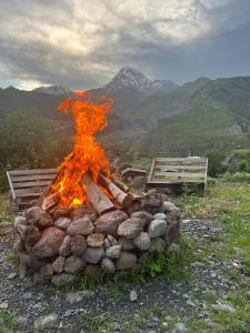 卡兹贝吉Kuro Kazbegi • ყურო ყაზბეგი的山上的火坑,火 ⁇ ,火 ⁇ ,火 ⁇ 