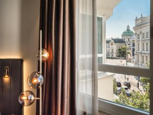 维也纳Hotel Am Konzerthaus Vienna - MGallery的市景窗户