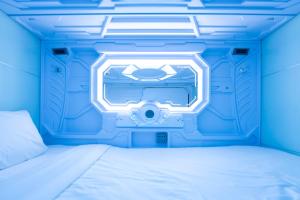 Lapu Lapu CityCapsule hotel Cebu的蓝色的房间,配有床和摄像头