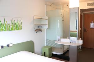 卡斯泰尔诺达里ibis budget Castelnaudary - A61的一间带水槽和镜子的浴室