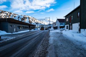 KjøllefjordGuest House - Hotel Nordkyn的积雪覆盖的山城里一条街道