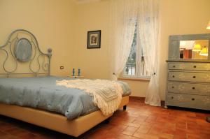 Le MarmoreOasi la Cascata的一间卧室配有一张床、一个梳妆台和一扇窗户。
