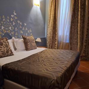 佛罗伦萨Hotel Maxim Axial的卧室配有一张床