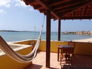 萨尔雷Guest House Orquidea的海滩景阳台的吊床