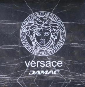 贝鲁特Versace Tower Luxury Suites - Downtown的石墙上带有妇女画的标志