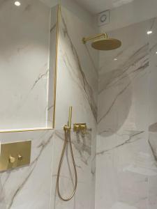佛罗伦萨Hotel Maxim Axial的一间铺有白色大理石的淋浴浴室