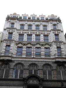 伦敦Z城市酒店的一面有窗户的高楼