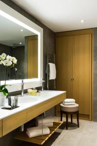 多维尔高尔夫巴里亚酒店的一间带水槽和大镜子的浴室