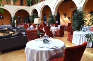 韦尔瓦蒙嘉庄园酒店的一间设有白色桌椅的餐厅