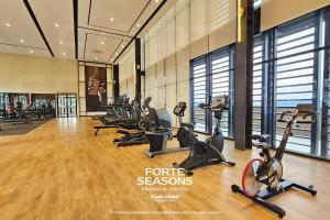 八打灵再也Forte Seasons Mossaz Premium Suites Petaling Jaya的健身房设有跑步机和健身自行车