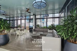 八打灵再也Forte Seasons Mossaz Premium Suites Petaling Jaya的大型客房配有桌椅和植物