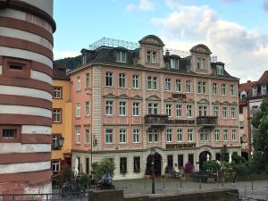海德堡海德尔堡 城市伙伴酒店的街道中间的大建筑