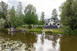 伦派莱Villa Gaia - Luxury villa with jacuzzi and beach next to trainstation 10 minutes to Tampere city! 1,5 hours to Helsinki的湖畔房子