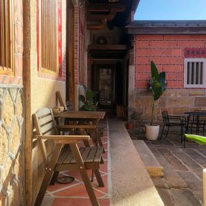 金沙镇浯作艺旅的砖砌建筑中带桌椅的庭院