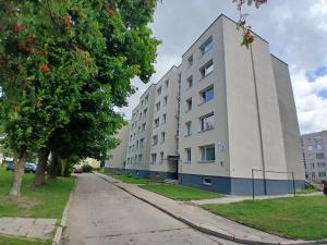 KupiškisSpacious ground floor apartment Aurora的街道一侧的公寓楼