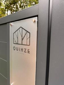 西内Quinze suites et wellness de luxe的金属墙 ⁇ 缝的标志