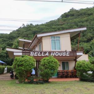 慕斯Bella House Khaoyai的一座建筑,上面有标志,上面写着贝卡房子