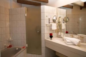 奥克森豪森莫林酒店的带浴缸、水槽和镜子的浴室