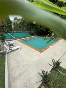 新戈尔戈纳Villa Thais - Piscina, Área de juegos, Fogata的游泳池旁设有躺椅