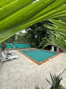 新戈尔戈纳Villa Thais - Piscina, Área de juegos, Fogata的一个带椅子和桌子的游泳池